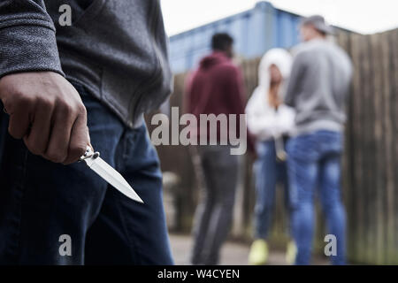 Nahaufnahme von Teenager in städtischen Schleifring Holding Messer Stockfoto