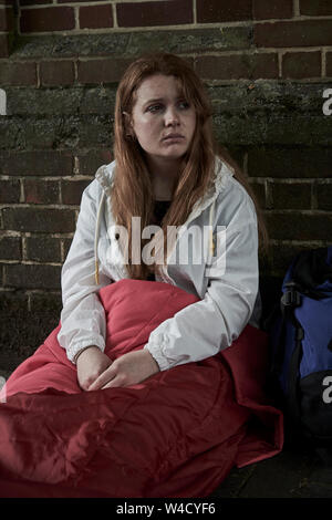 Gefährdete Obdachlose Teenager Schlafen auf der Straße Stockfoto