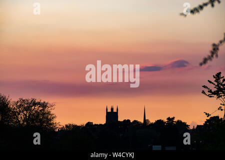 Skyline Sonnenuntergang am Abend in Worcester, England, mit Kathedrale und Glovers needle in Silhouette Stockfoto