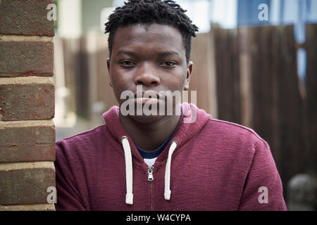 Portrait von Teenager lehnte sich gegen die Wand in der städtischen Umgebung Stockfoto