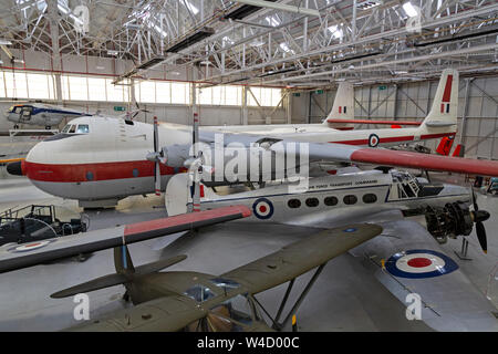 Blick auf einige der Flugzeuge im RAF-Museum in Cosford, England. AW Argosy XP411, Avro Anson TX 214. Stockfoto