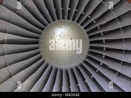 Details einer großen Jet Engine, die die Lüfterblätter und zentralen Hub. Stockfoto