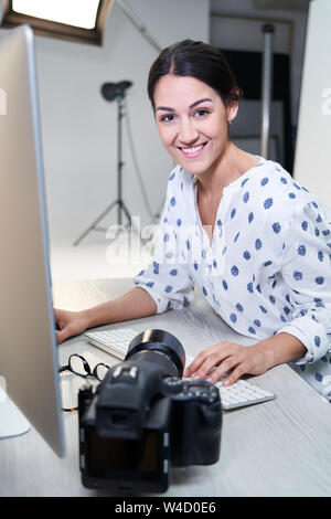 Porträt der Fotografin im Studio Bilder Sichten von Fotos auf dem Computer Stockfoto
