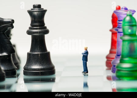 Miniatur Geschäft Leute mit bunten Glas Schach, Business Konzept Stockfoto