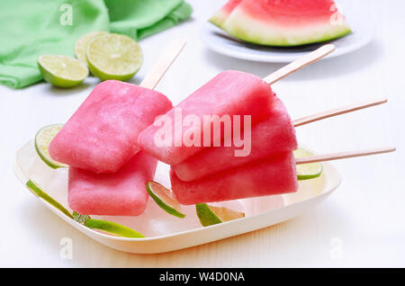 Eis am Stiel aus gefrorenen Wassermelone auf weißen Tisch Stockfoto