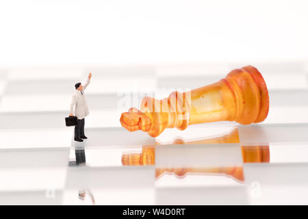 Miniatur Geschäft Leute mit bunten Glas Schach, Business Konzept Stockfoto