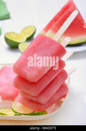 Eis von eingefrorenen Wassermelone auf weißen Tisch Stockfoto