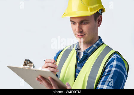 Studio Shot der Bauherr Architekt mit Zwischenablage vor weißem Hintergrund Stockfoto