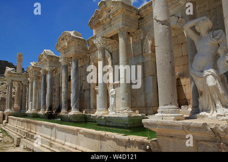 In Richtung Sagalassos antike Stadt. Antonine Brunnen (Antonine Nymphaeum) 160-180 AD. Burdur, Türkei. Stockfoto