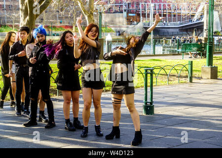 Promenade für Käufer in Southbank Yarra River Side in die Stadt Melbourne CBD, Australien Stockfoto