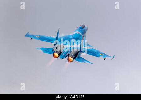 Ukrainische Suchoi Su-27 Flanker Jagdflugzeug der Royal International Air Tattoo 2019 RAF Fairford RIAT. Russische Kampfjets fliegen Airshow Air Display Stockfoto