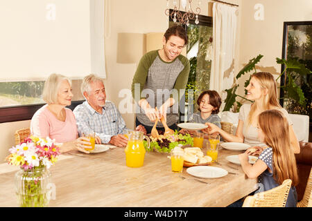 Erweiterte Familie mit Großeltern und Kinder, gesundes Mittagessen zu Hause Stockfoto