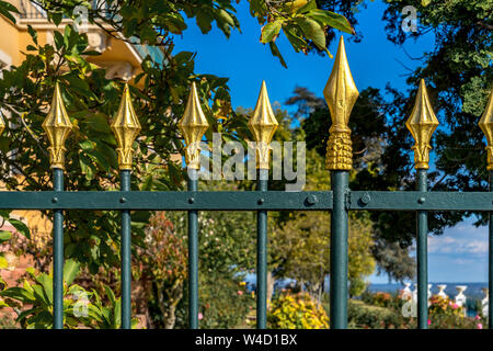 Solide Eisenzaun mit vergoldeten Lance Tipps Stockfoto