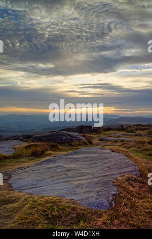 UK, South Yorkshire, Peak District, in der Nähe von Sheffield, Sonnenuntergang über der Hoffnung Tal von Higger Tor Stockfoto