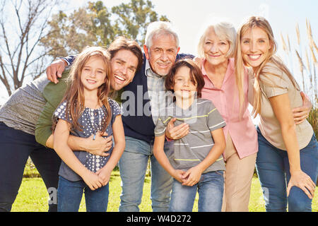 Glückliche Familie mit Kindern und Großeltern im Sommer im Garten Stockfoto