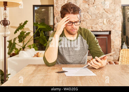 Besorgt man in finanzielle Planung oder Rechnungswesen sucht auf einem Tablet-PC Stockfoto