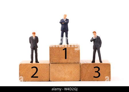 Miniatur Abbildung Menschen Geschäftsmann auf Holz Block stehend, Business Konzept Stockfoto
