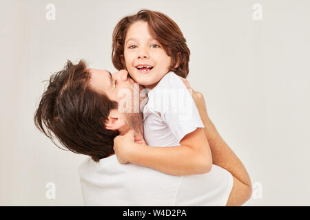 Happy einzelnen Vater küsst seinen Sohn und hebt ihn hoch Stockfoto