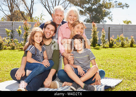 Glückliche Familie mit Kindern und Großeltern im Sommer im Garten Stockfoto