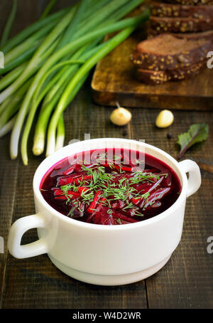 Appetitlich rot Borschtsch Suppe mit Dill in Weiß Schüssel Stockfoto