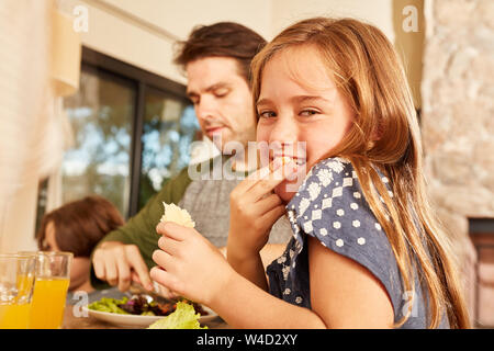 Mädchen mit Bruder und Vater in Mittag- oder Abendessen in der Familie Stockfoto