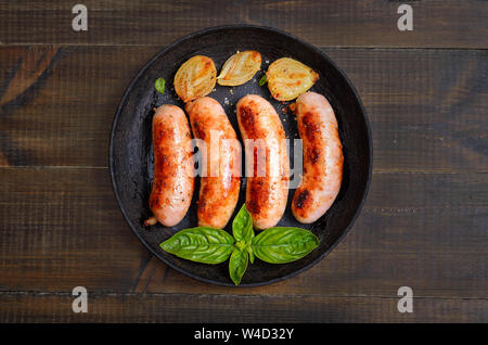 Gegrillte Würstchen in der Pfanne, Ansicht von oben Stockfoto