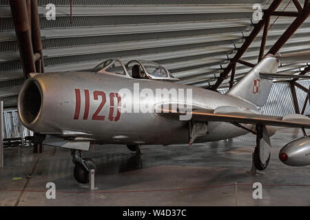 MIG-15 russische Kampfjets, 1955 erbaut, in den Farben der polnischen Luftwaffe. Bei der RAF Museum in Cosford, England angezeigt. Stockfoto