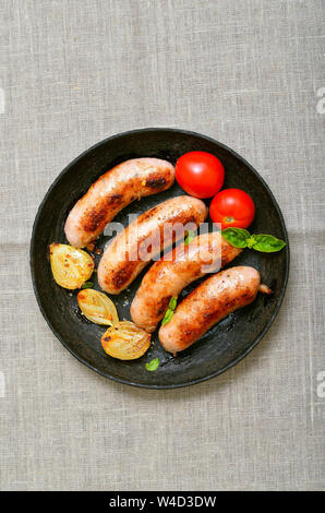 Appetitlich Grill Würstchen in der Pfanne, Ansicht von oben Stockfoto