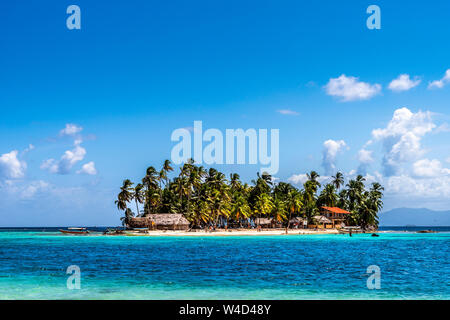 Guna Yala - San Blas kleine, tropische Inseln, die von türkisblauem Meer in der Karibik umgeben Stockfoto