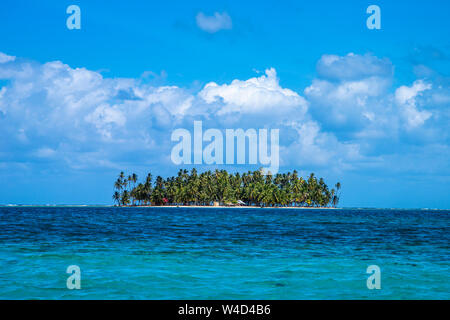 Guna Yala - San Blas kleine, tropische Inseln, die von türkisblauem Meer in der Karibik umgeben Stockfoto