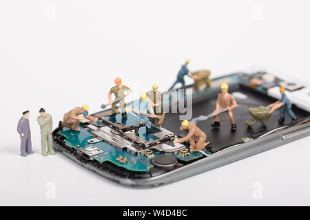 Miniatur Menschen Reparatur elektronischer Geräte Stockfoto