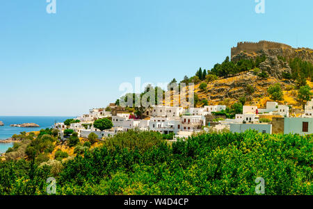 Die historische Stadt Lindos und die Akropolis von Lindos in schönen blauen Himmel auf Rhodos, Griechenland Stockfoto