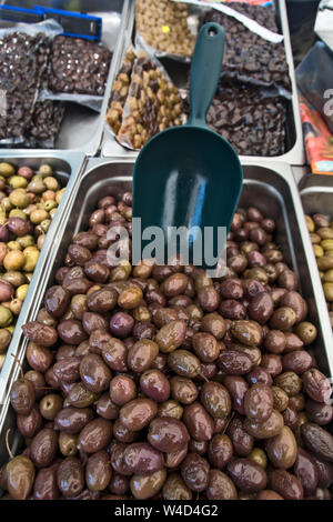 Verkauf von frischen Oliven aus Griechenland. Oliven aller Art können vor dem Kauf probiert werden. Stockfoto