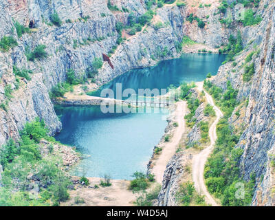 Big America - Velka Amerika, verlassenen Steinbruch die Dolomiten im Süden von Prag, tschechische Republik. Beliebter Treffpunkt für Touristen und Filmemacher. Stockfoto