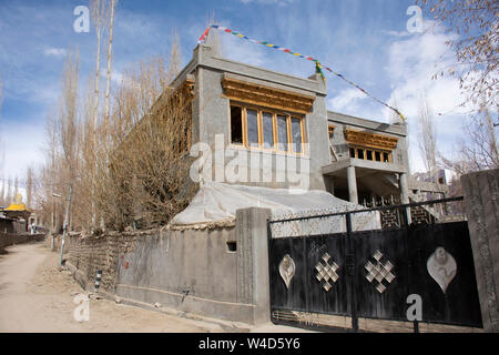 Stahl Tür an der Fassade des Hauses indischen und tibetischen Menschen im Leh Ladakh Dorf am Himalaya Valley in Jammu und Kaschmir, Indien gebrochen während Winte Stockfoto