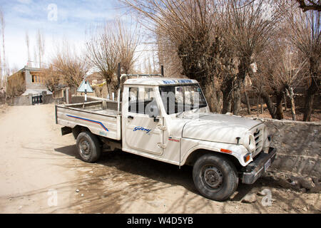 Indische und tibetische Menschen fahren und stoppen Pickup Auto Lkw auf kleine Straße in der Gasse in Ladakh Dorf am Himalaya Valley am 19. März 2019 in Jammu und Stockfoto