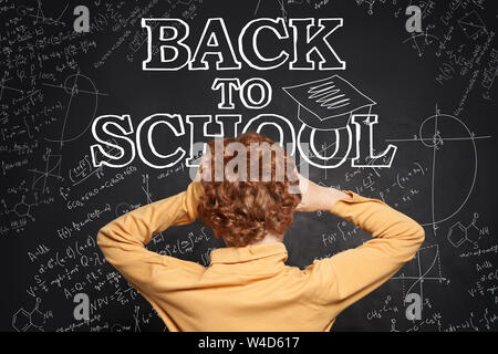 Kid zurück gegen Text zur Schule Schockiert Stockfoto