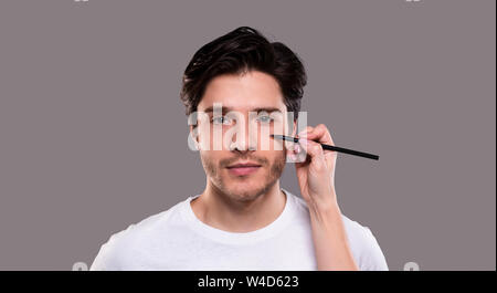 Chirurg Zeichnung mit Bleistift auf männliche Gesicht Stockfoto