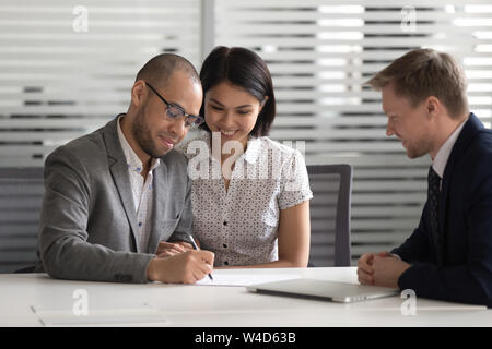 Gerne gemischte Ethnie junges paar Kunden Darlehen unterzeichnen Vertrag Stockfoto