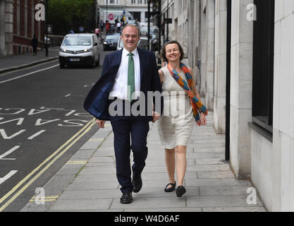 Ed Davey (links) und seine Frau Emily Gasson, zu Stolz Embankment, London, wo die Ansage, Wer wird die neue liberale Demokrat geworden Führer Sir Vince Kabel zu ersetzen. Stockfoto