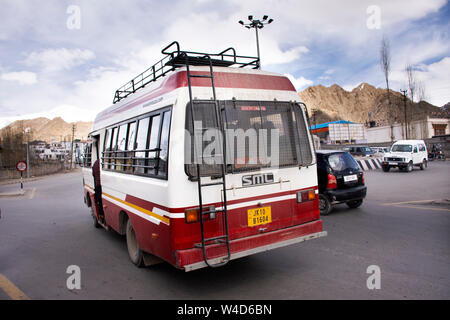 Verkehr Straße und Indische Leute fahren mit dem Auto und Motorrad Reiten und Wandern auf Srinagar Leh Ladakh Highway in Leh, Ladakh am 21. März 2019 in Jammu und Stockfoto