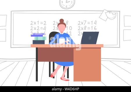 Lehrerin am Schreibtisch vor der Tafel mit Laptop mathe Lektion Ausbildung Konzept moderne Schule Klassenzimmer innere horizontale Doodle sitzen Stock Vektor