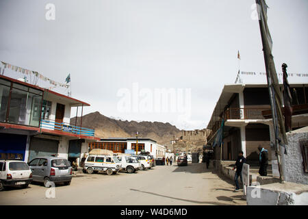 Indische und tibetische Menschen zu Fuß und Stop Auto klicken Sie auf Mitte Lebensmittelgeschäft Basar Markt Leh Ladakh Dorf am Himalaya Valley am 19. März 2019 in Jammu ein Stockfoto