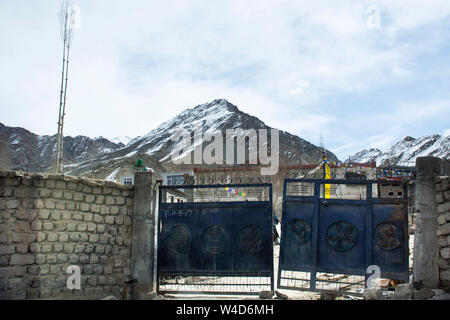 Stahl Tür an der Fassade des Hauses indischen und tibetischen Menschen im Leh Ladakh Dorf am Himalaya Valley in Jammu und Kaschmir, Indien gebrochen während Winte Stockfoto