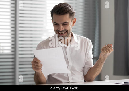 Happy überglücklich Geschäftsmann lesen große Nachrichten in Post schreiben Stockfoto