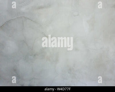 Abstrakte Fläche aus glatten, grauen Putz an der Wand mit Risse und Kratzer. Alte grungy, verwitterte Baustruktur, dreckige Textur. Stockfoto
