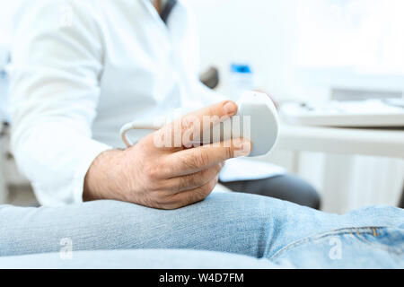 Junge Frau in 4D Ultraschall. Die Ultraschalldiagnostik, die Untersuchung des Abdomens. Stockfoto