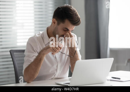 Überarbeitet betonte business Mann mit Brille massage Nasenbügel Stockfoto