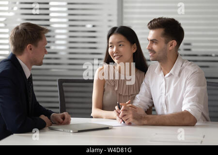 Gerne gemischte Ethnie paar Kunden sprechen Sie mit Rechtsanwalt Bank Manager Stockfoto