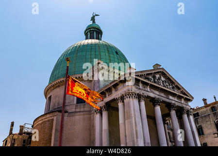 Kirche von San Simeon Piccolo mit dem Venezianischen Flagge in Venedig, Venetien, Italien Stockfoto